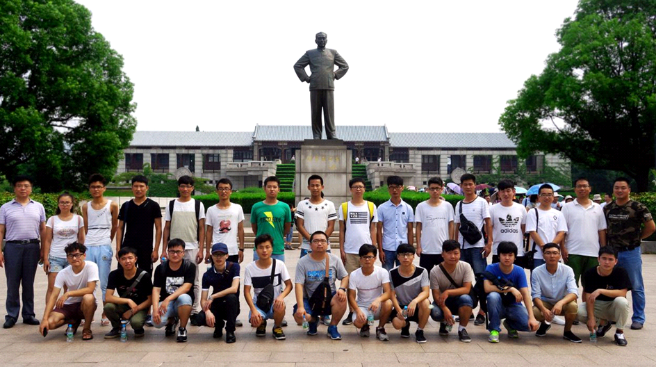 公司舉辦新進大學(xué)生歡迎晚宴