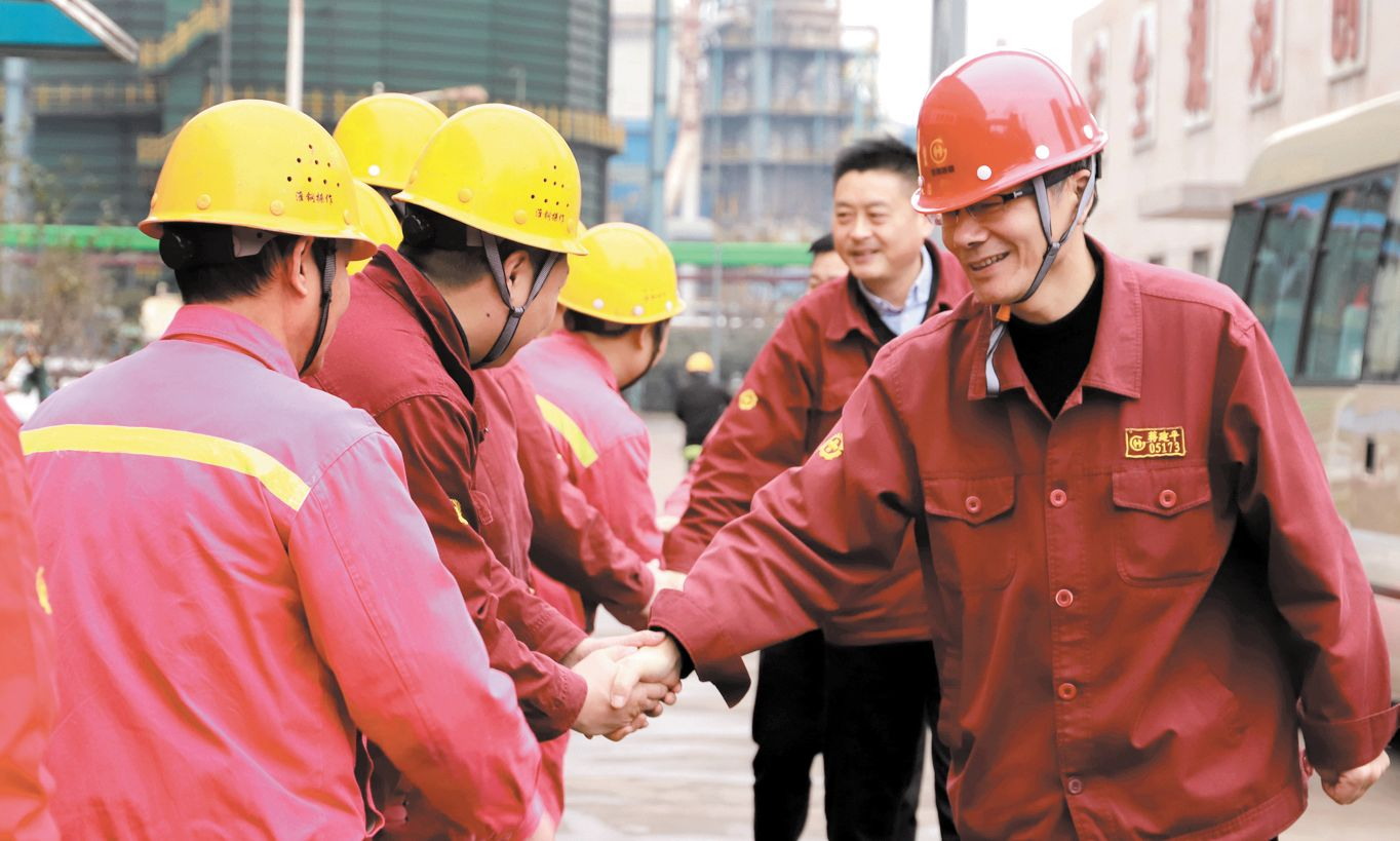 公司總經(jīng)理蔣建平率隊慰問一線職工