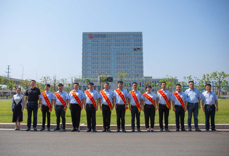 主動擔(dān)當(dāng)作為 展示青春風(fēng)采 ——團市委書記何喆來淮鋼“授牌”