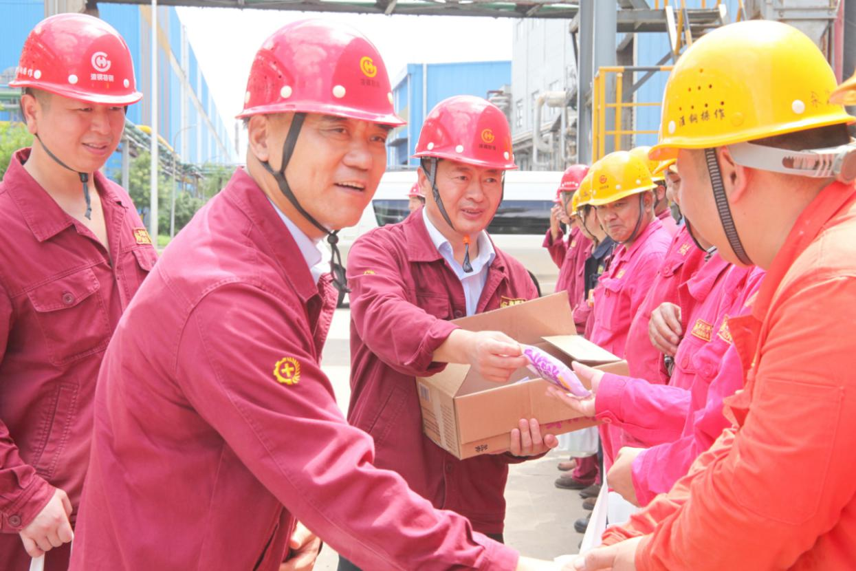 情系職工 夏送清涼 公司總經理錢洪建率隊開展高溫慰問