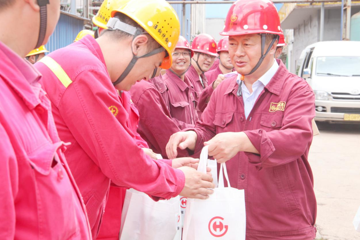 情系職工 夏送清涼 公司總經理錢洪建率隊開展高溫慰問