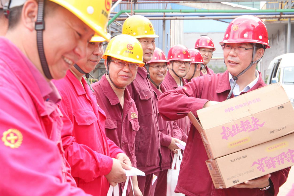 情系職工 夏送清涼 公司總經理錢洪建率隊開展高溫慰問